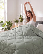 Femme qui se réveille avec la couette 2-en-1 vert sauge
