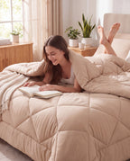 Femme qui lit sur la couette 2-en-1 beige