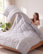 Femme qui fait son lit en secouant la couette 2-en-1 gris clair