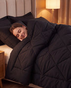 Femme qui dort sous la couette 2-en-1 noire