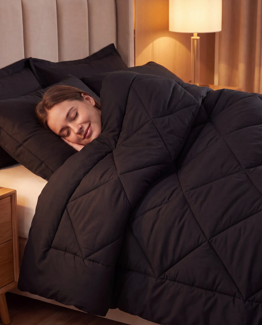 Femme qui dort sous la couette 2-en-1 noire