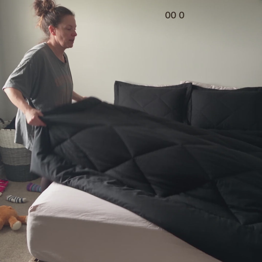 Lit fait en 6 secondes avec la couette 2-en-1 Piumadolce noire
